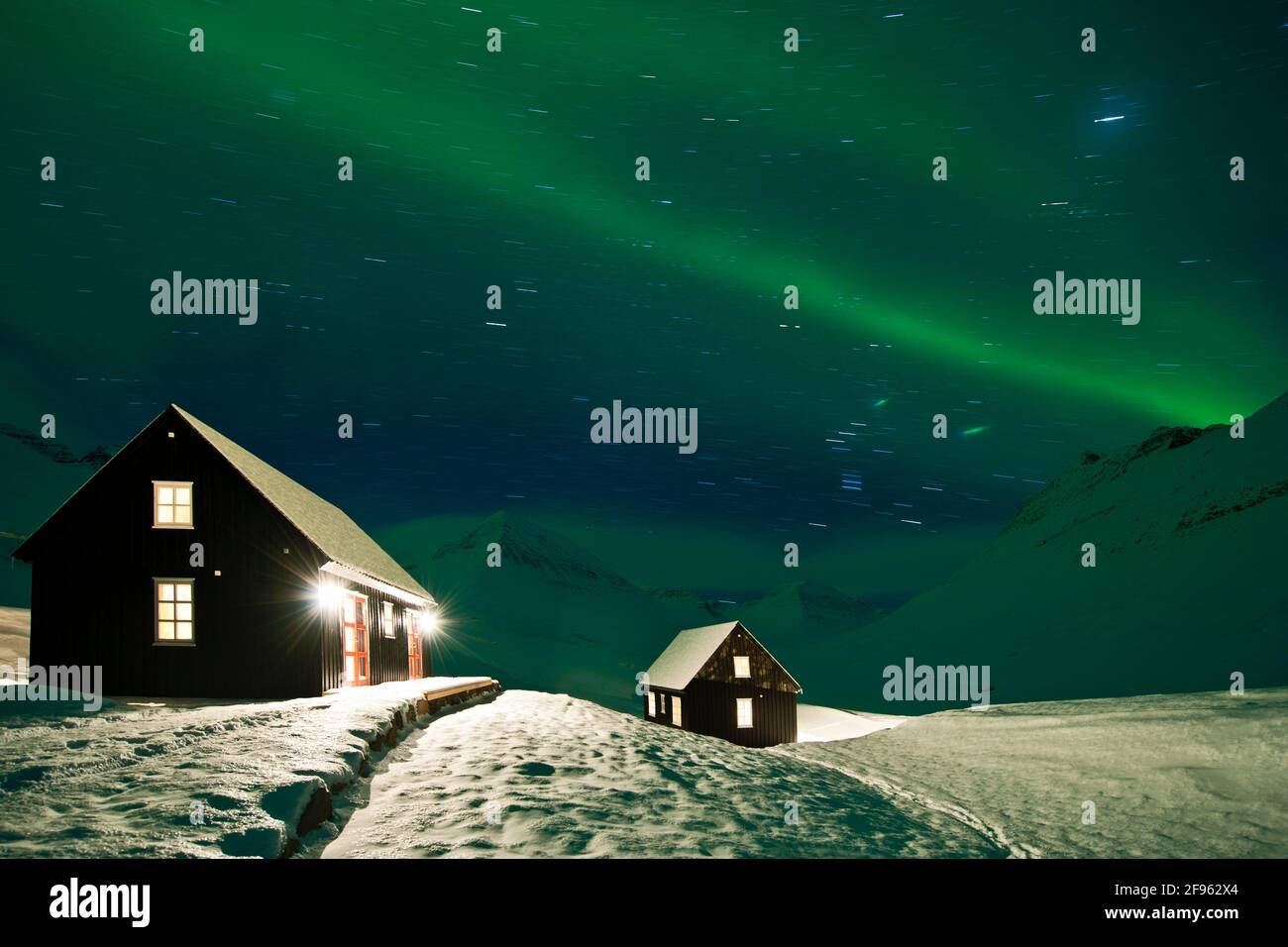 Aurora Borealis sur un chalet de ski isolé en Islande sur un nuit claire Banque D'Images