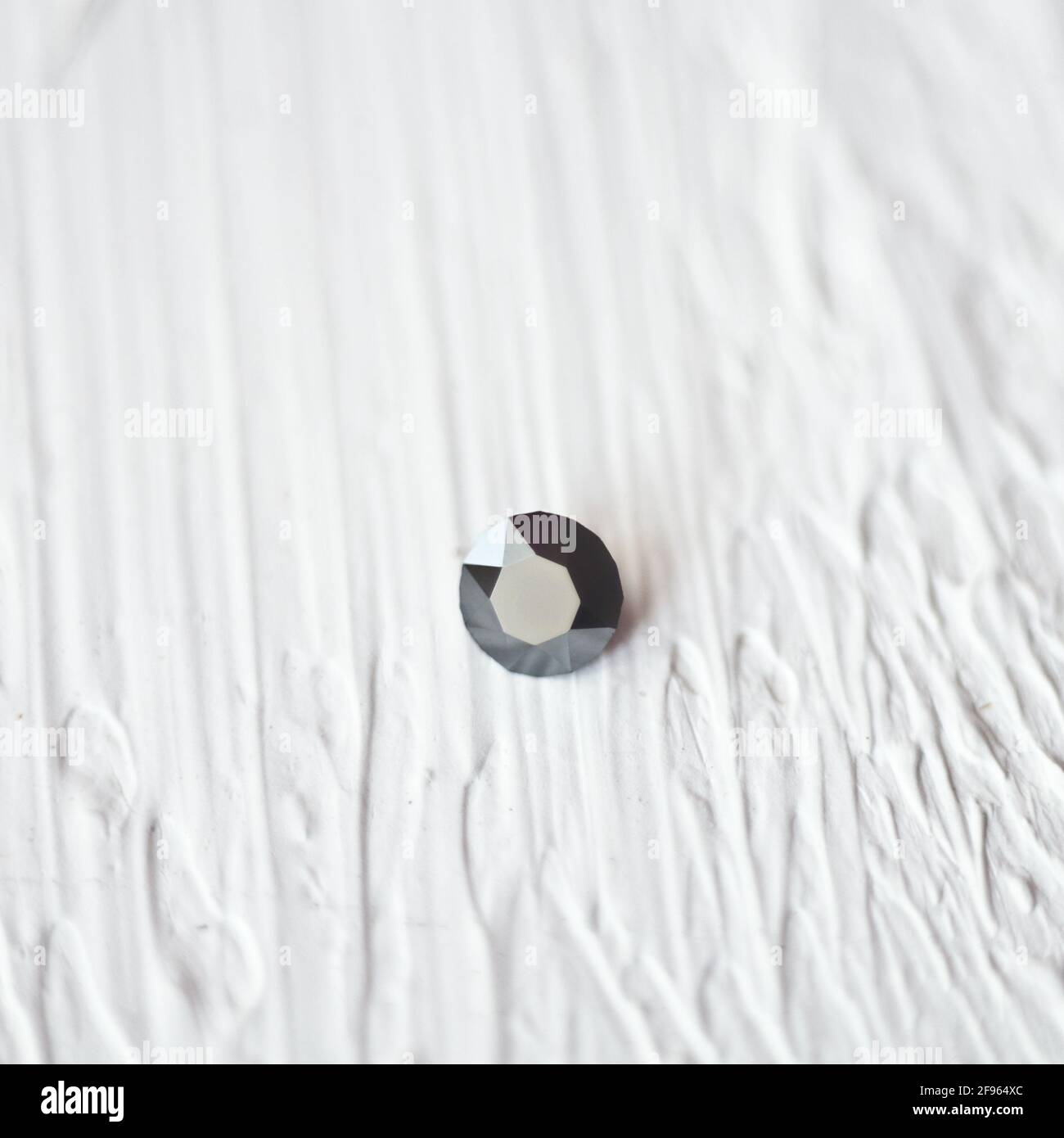 Pierre de cristal noir macro, cristaux de quartz transparents bruts violets Banque D'Images