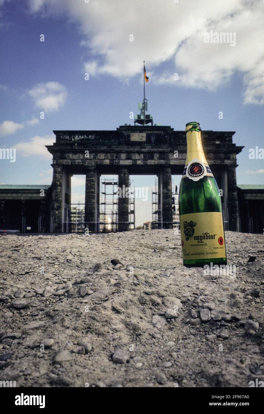 Les murs s'écroulent : au printemps 1990, les traces d'une fête par les visiteurs du mur de Berlin mois après la chute du mur Banque D'Images