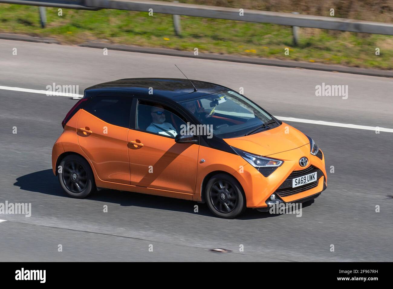 2020 Orange Toyota Aygo X-cite VVT-1 CVT; véhicules en mouvement, voitures, véhicule roulant sur les routes britanniques, moteurs, moto sur le réseau routier M6 anglais Banque D'Images