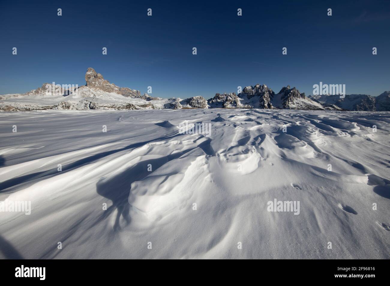 Vue sur les trois sommets depuis Monte Piano. La neige dévie au premier plan. Lumière et ombre. Contraste. Banque D'Images