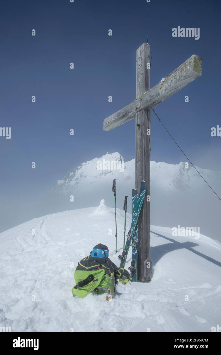 sommet de la montagne de Wankspitze avec skis et bâtons de randonnée, sac à dos, casque. Banque D'Images