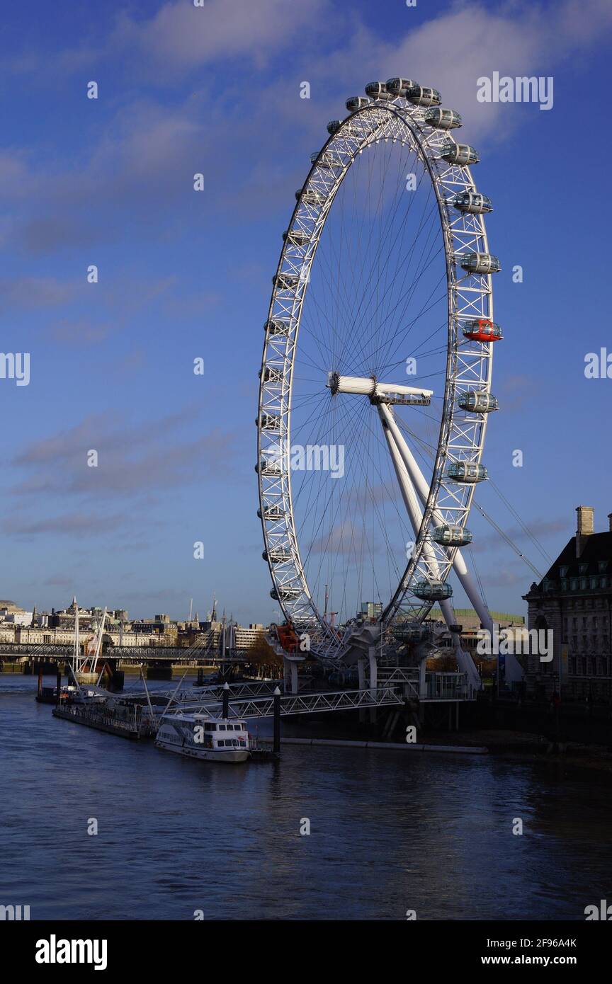 Londres, Royaume-Uni : vue sur la Tamise et le London Eye depuis le pont de Westminster Banque D'Images