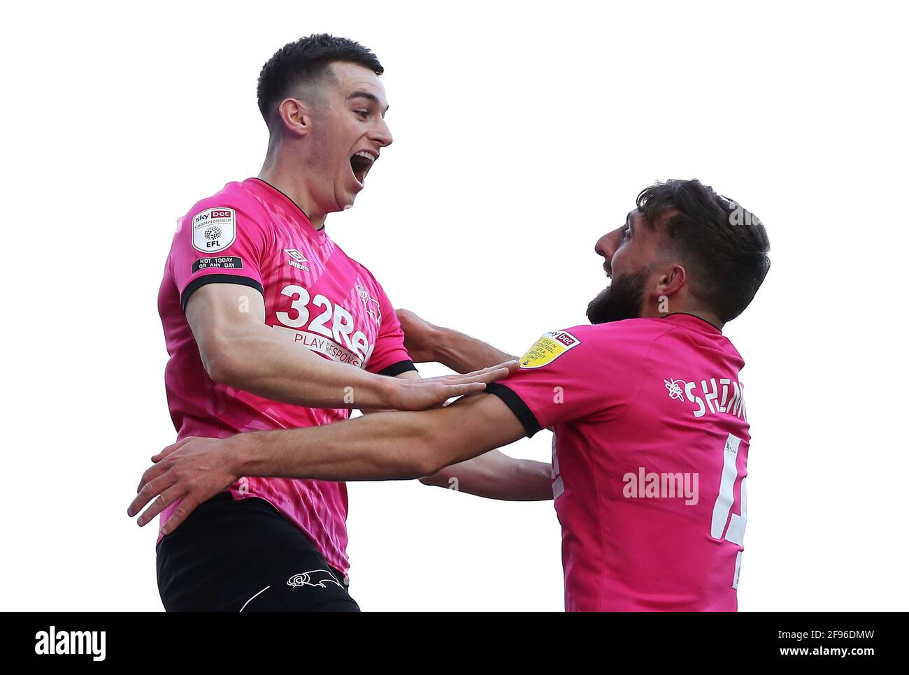 Tom Lawrence, du comté de Derby (à gauche), célèbre le premier but de son camp avec Graeme Shinnie, coéquipier, lors du match du championnat Sky Bet à Ewood Park, Blackburn. Date de la photo: Vendredi 16 avril 2021. Banque D'Images