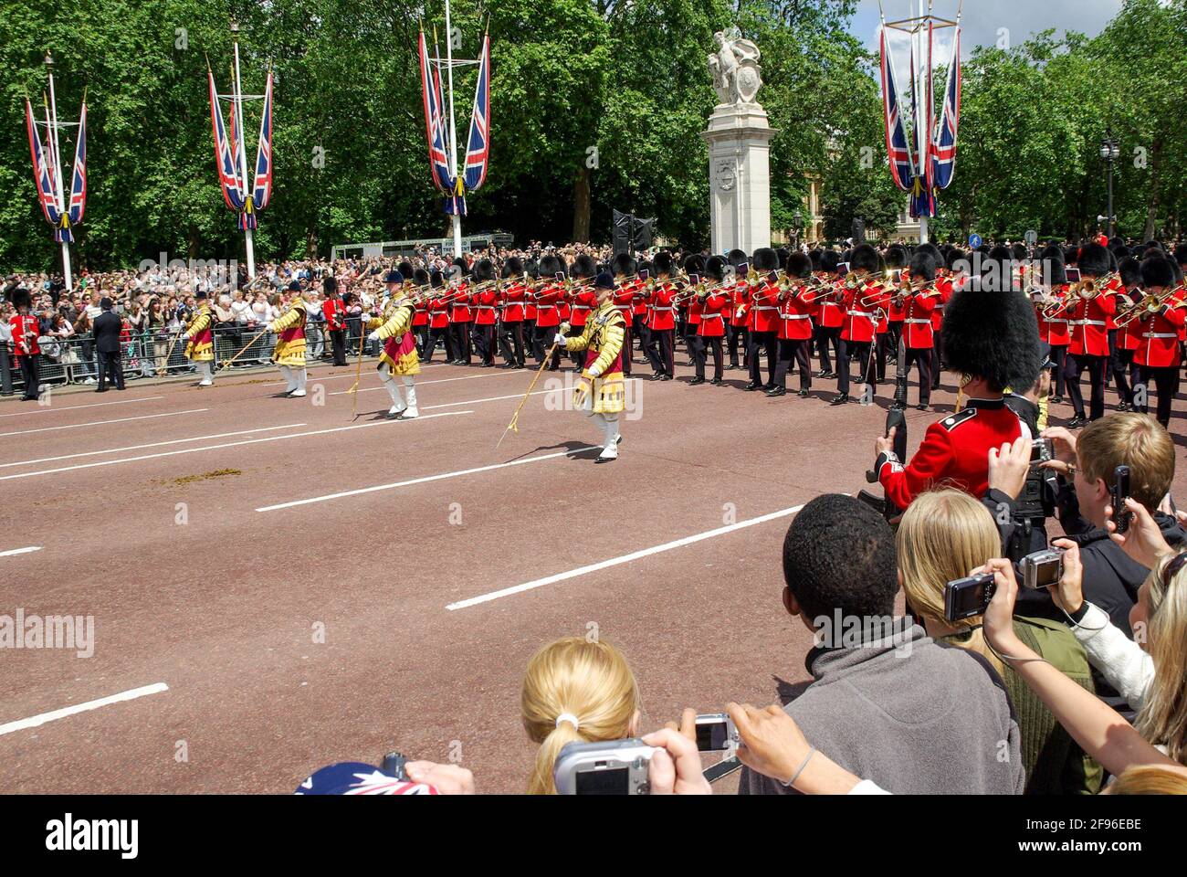 Trooping The Color 2008 dans le Mall, Londres, Royaume-Uni. Une foule regardant un groupe militaire défiler devant, à l'aide d'anciens appareils photo numériques tenus au-dessus de la tête Banque D'Images