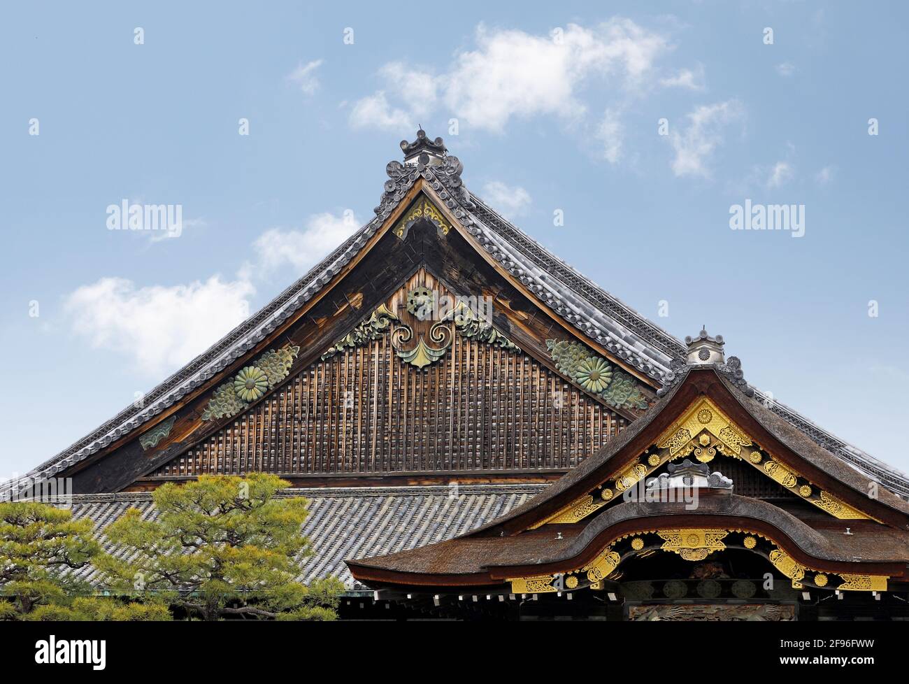 Toits décorés de façon traditionnelle, d'architecture japonaise ancienne en bois Banque D'Images