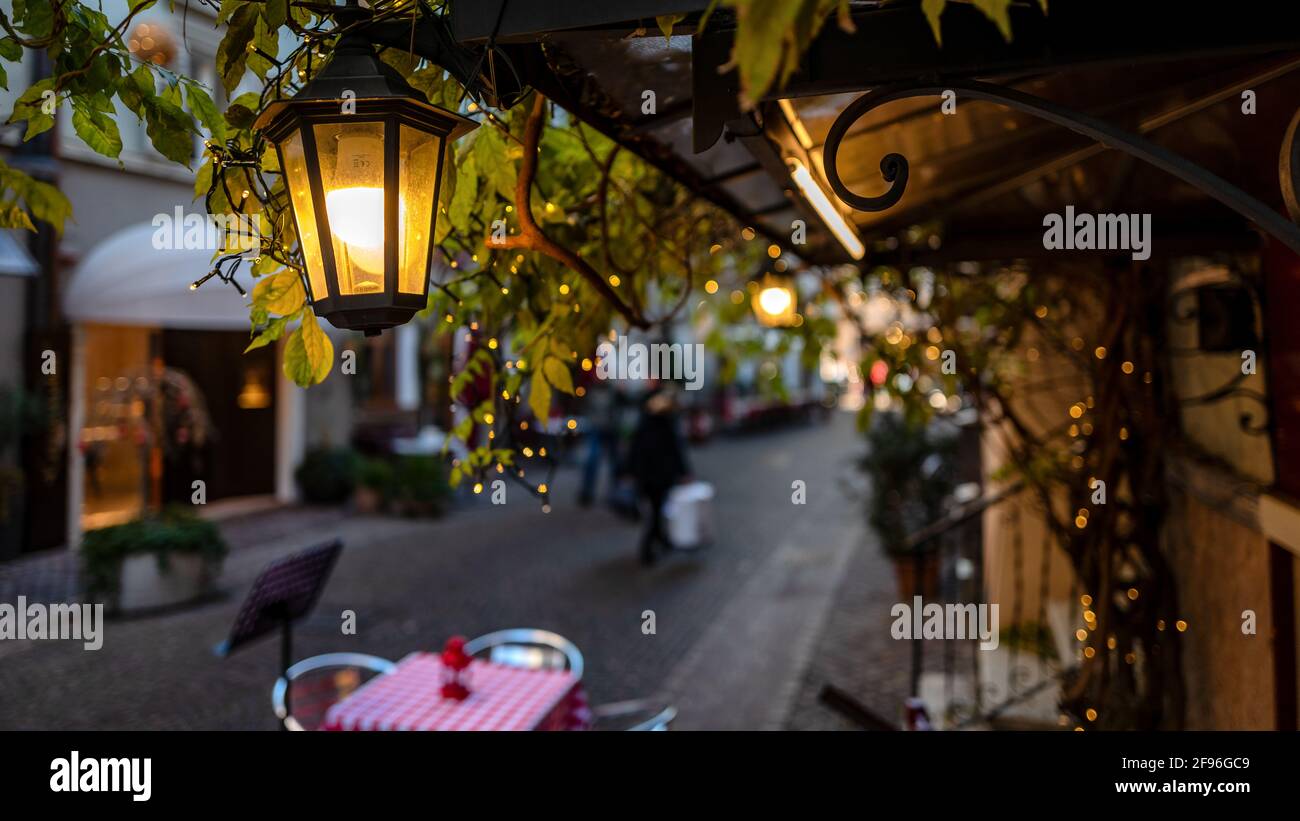 Lanterne, scène de rue, bar, table, nappe à carreaux, Rue vide, heure de Noël, décoration de Noël Banque D'Images