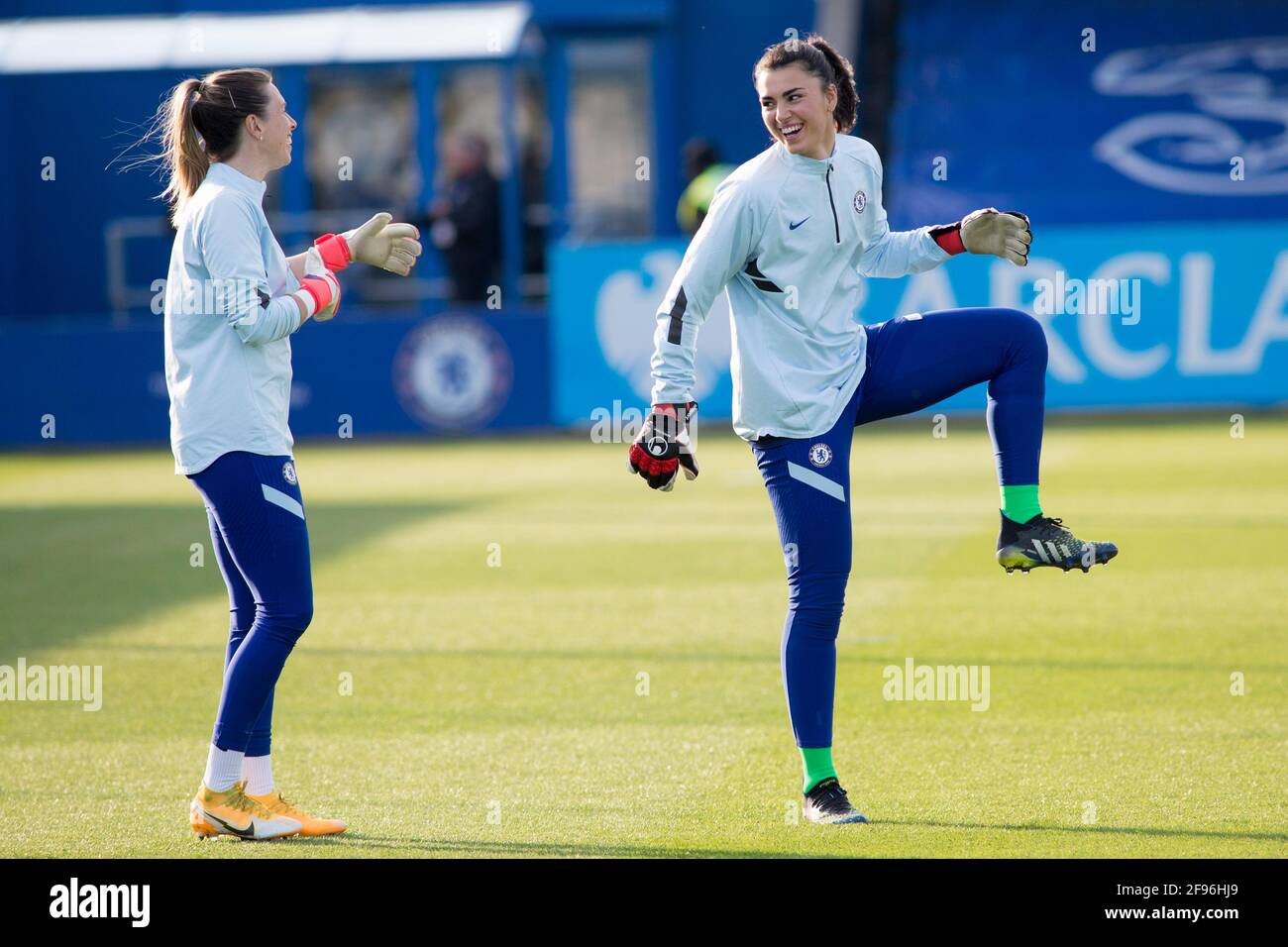 LONDRES, ROYAUME-UNI. 16 AVRIL : Chelsea se réchauffe pendant la coupe féminine 2020-21 de la FA entre le FC Chelsea et London City à Kingsmeadow. Banque D'Images