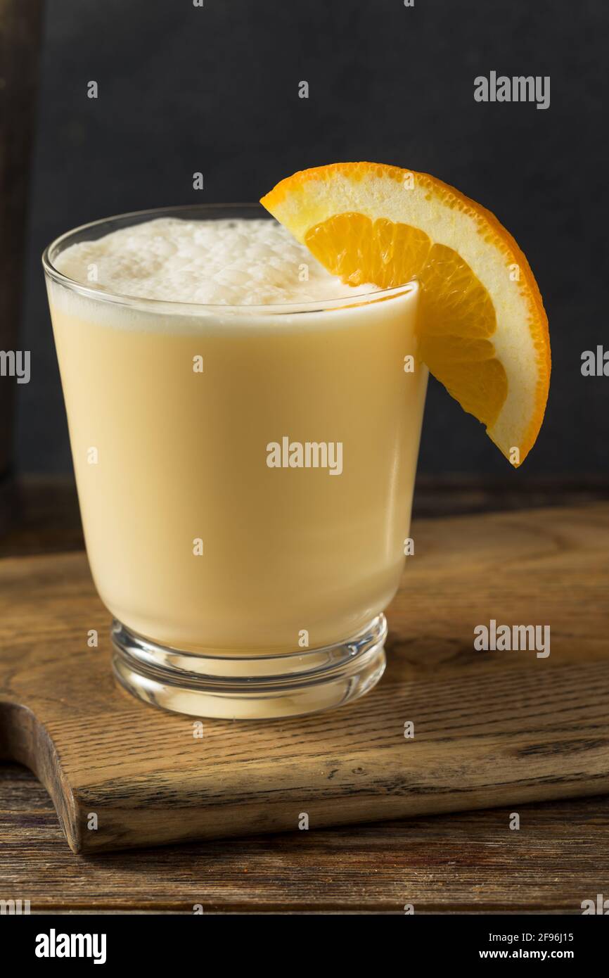 Cocktail de whip orange avec crème maison Banque D'Images