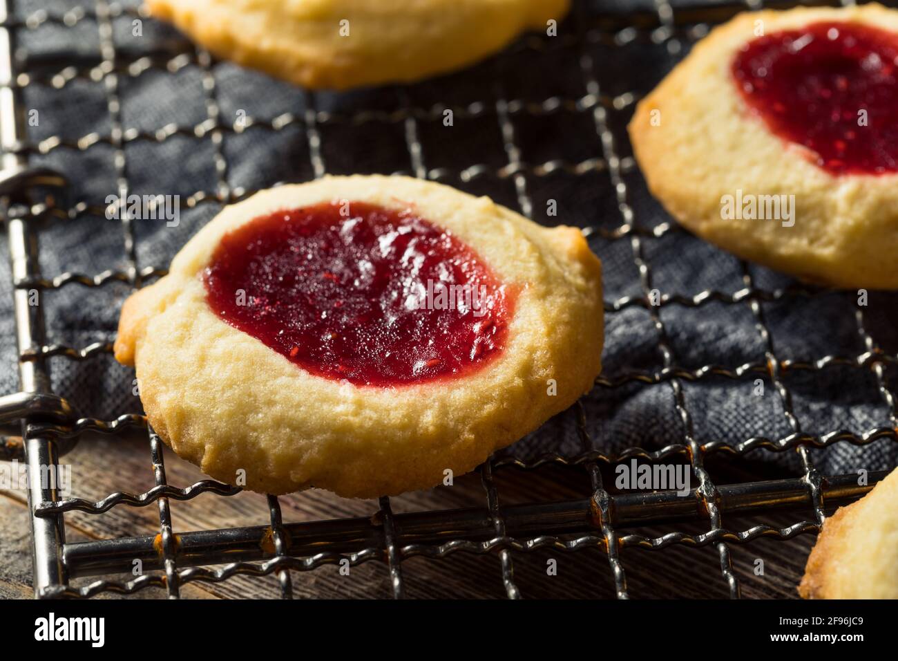 Biscuits faits maison à l'imprimé mûres de fraise, prêts à manger Banque D'Images