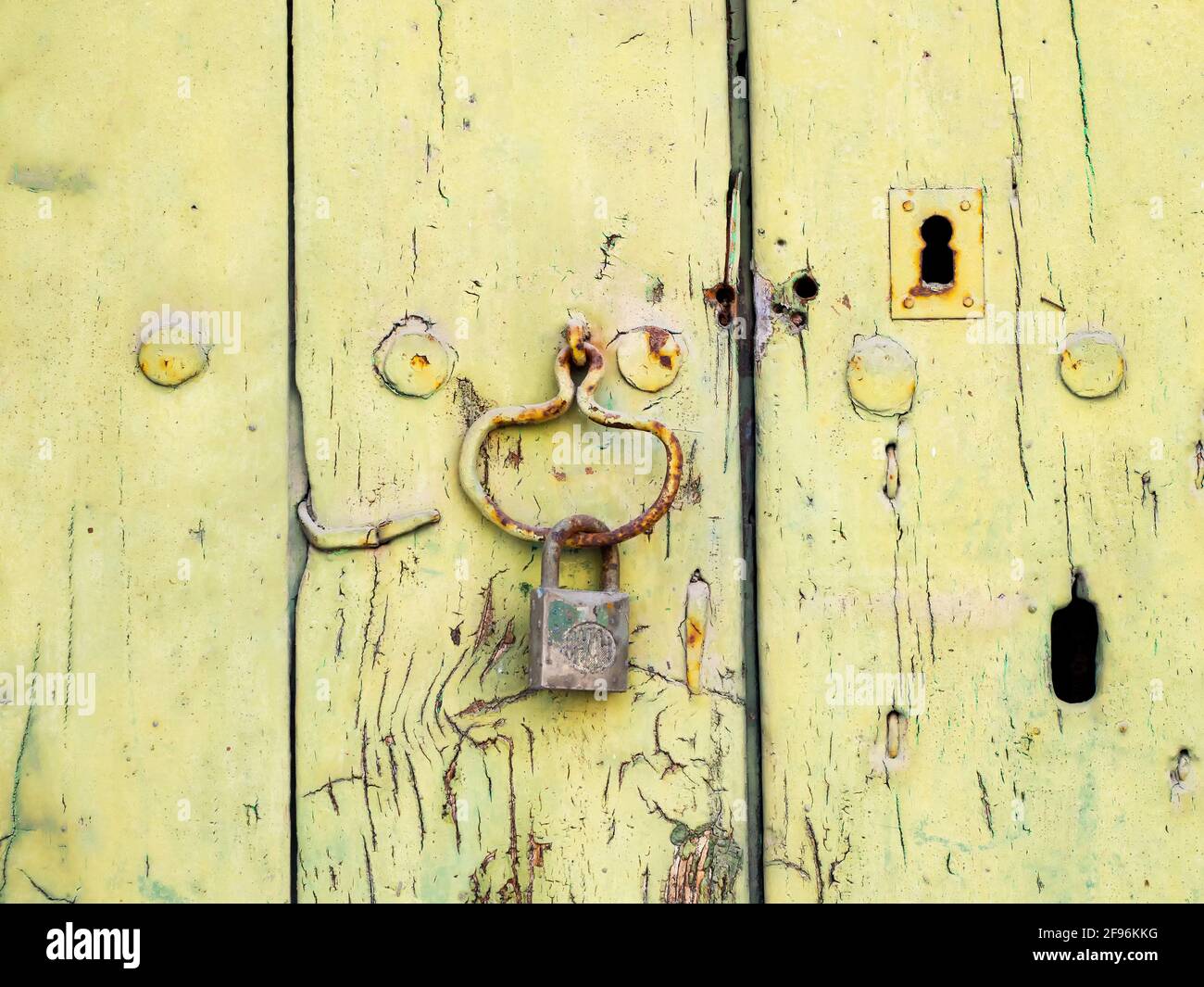 Cadenas ancien sur une ancienne porte en bois vert Banque D'Images