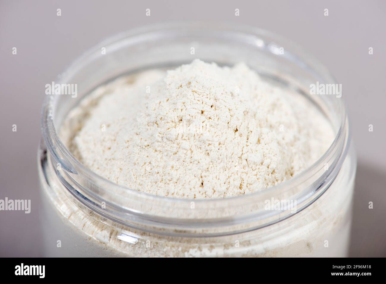 Argile cosmétique blanche pour les procédures cosmétiques. Soins de beauté naturels et spa. Concept de beauté. Gros plan. Banque D'Images