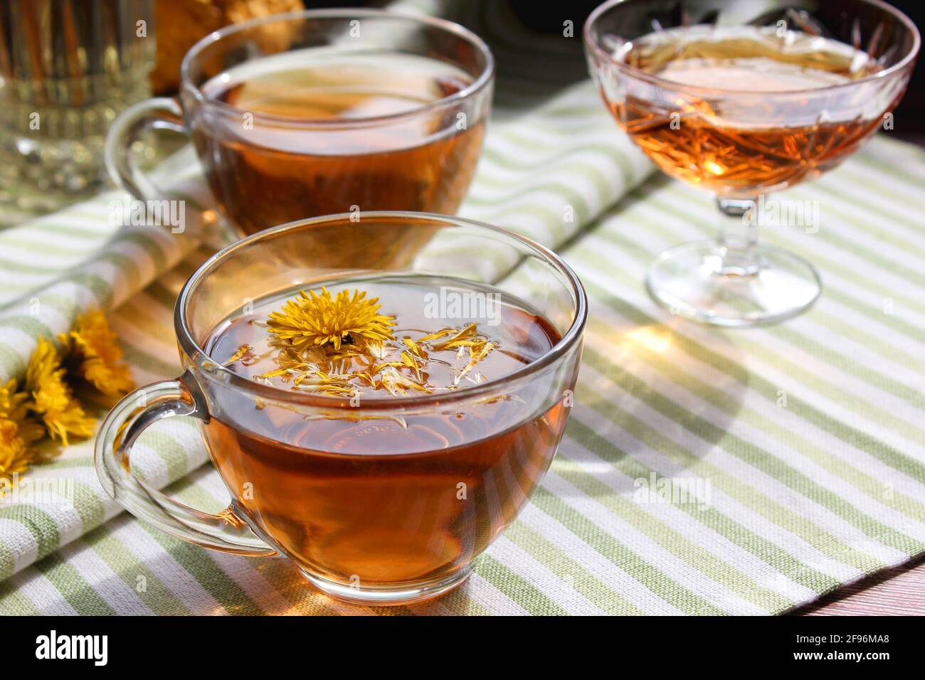 Tasse de thé de pissenlit sain avec du miel. Boisson vitaminée. Médecine à base de plantes. Copier l'espace. Banque D'Images