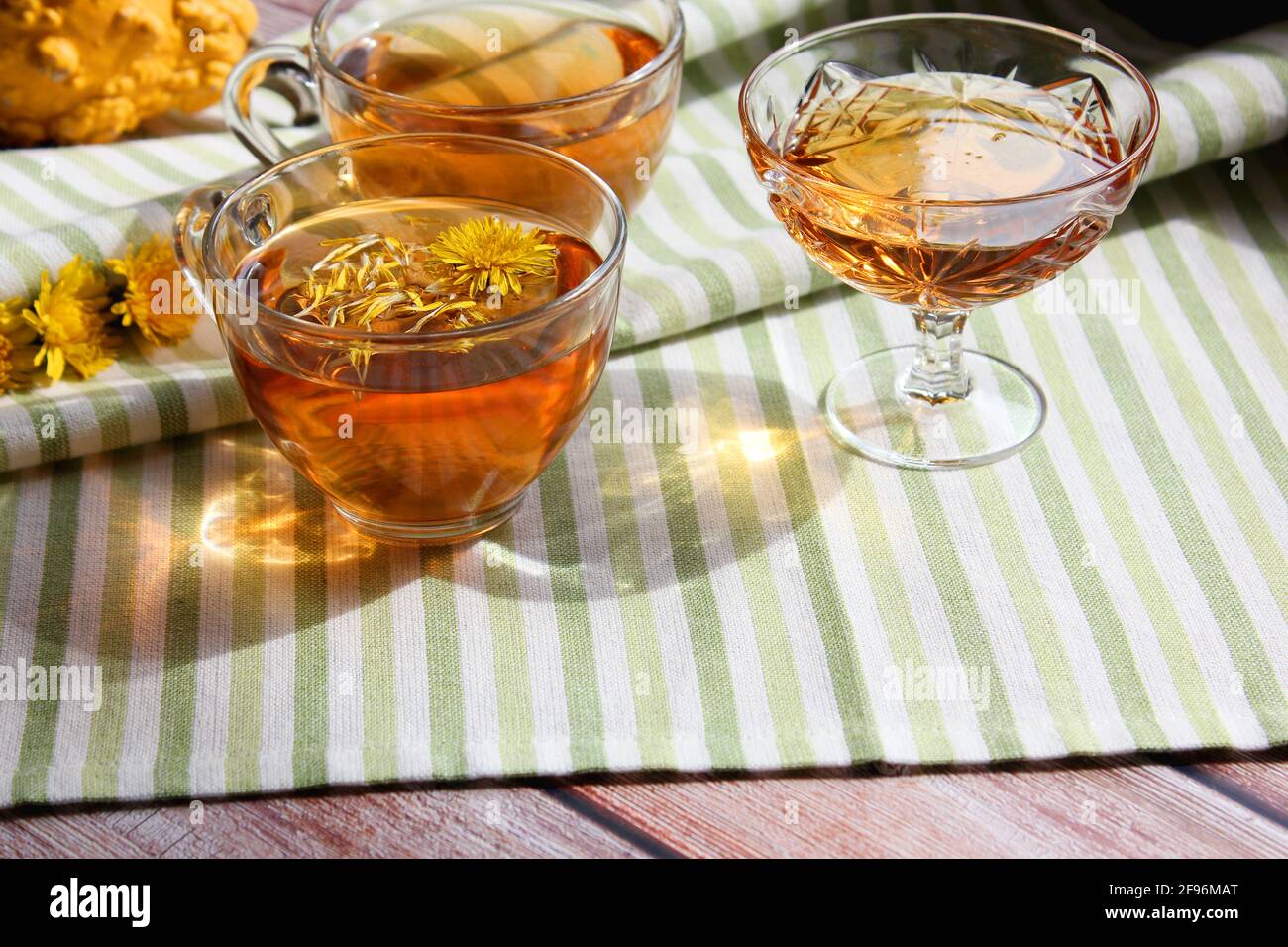 Tasse de thé de pissenlit sain avec du miel. Boisson vitaminée. Médecine à base de plantes. Copier l'espace. Banque D'Images