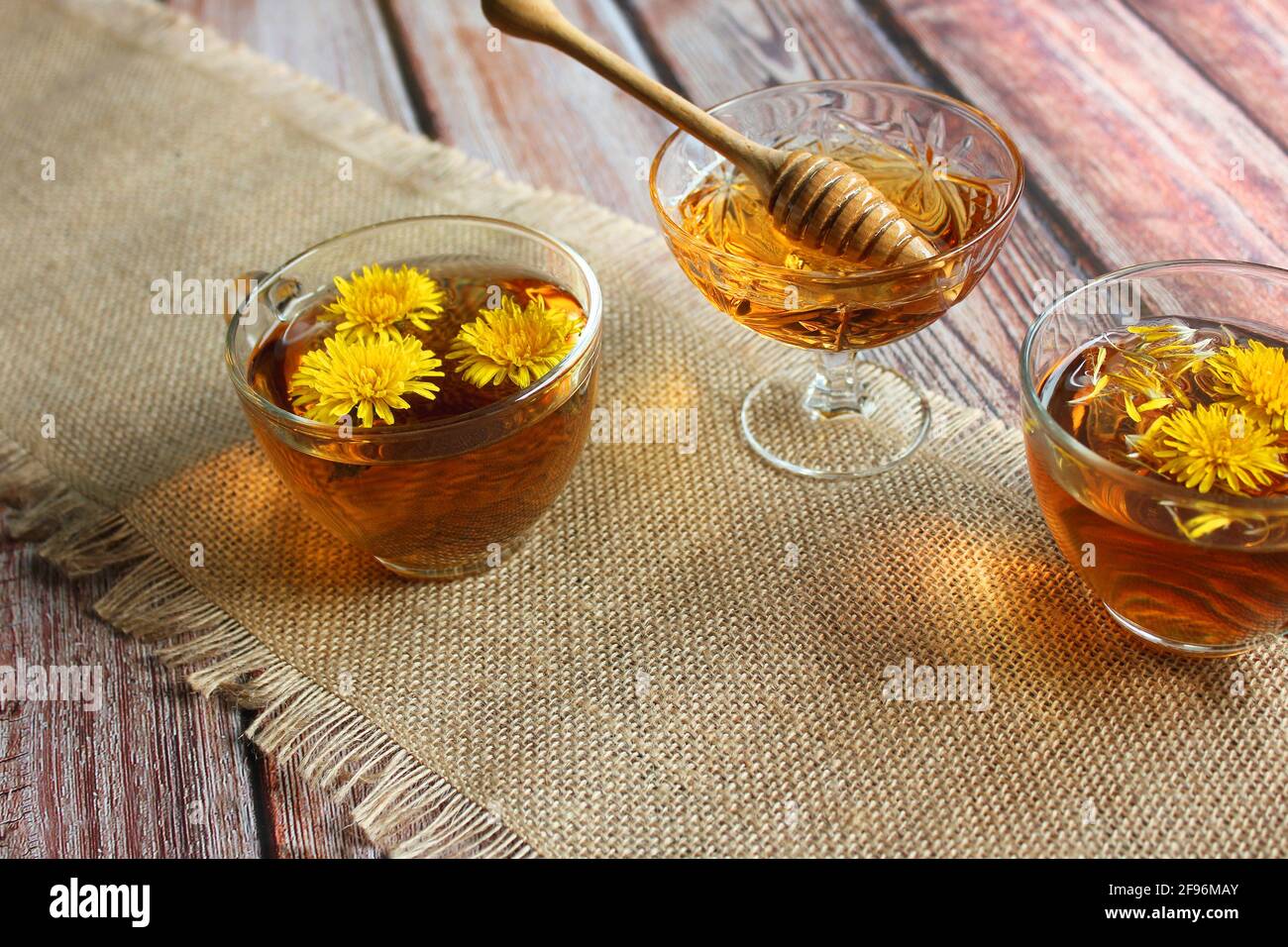 Tasse de thé de pissenlit sain avec du miel. Boisson vitaminée. Médecine à base de plantes. Copier l'espace. Banque D'Images