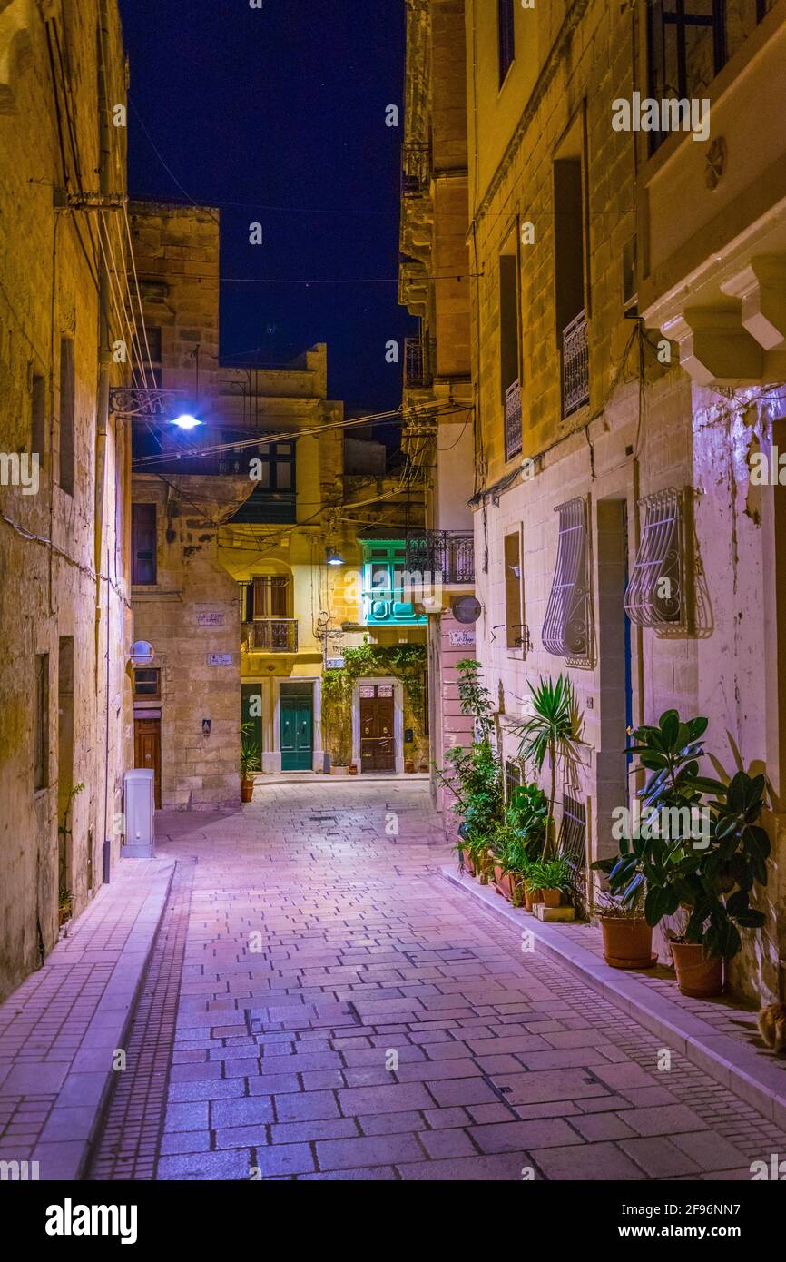 Vue nocturne d'une rue étroite à Birgu, Malte Banque D'Images