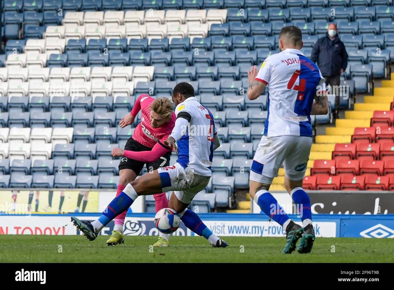 Blackburn, Royaume-Uni. 16 avril 2021. Kamil Jozwiak #7 du comté de Derby a un tir à but à Blackburn, Royaume-Uni le 4/16/2021. (Photo de Simon Whitehead/News Images/Sipa USA) crédit: SIPA USA/Alay Live News Banque D'Images