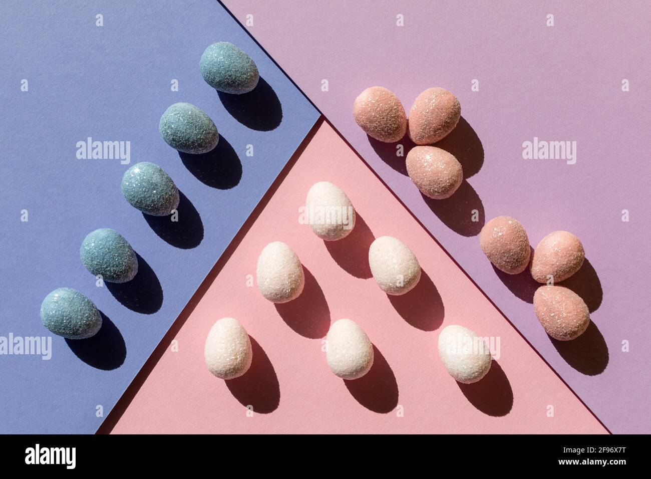 Résumé disposition de Pâques avec œufs et ombres d'été tendance sur fond rose pastel, bleu et violet à trois tons. Concept de vacances de printemps minimal. Copier Banque D'Images