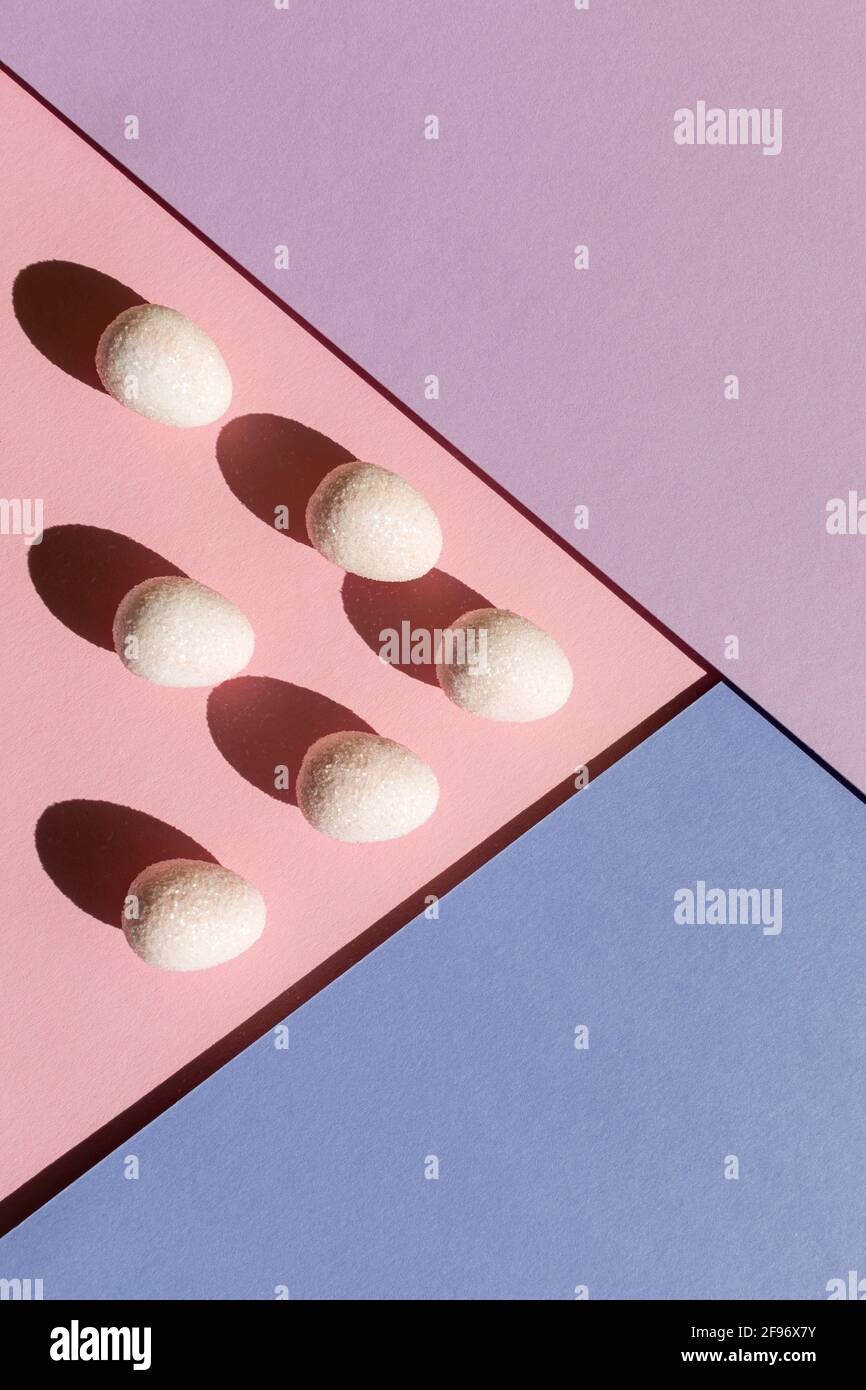 Résumé disposition de Pâques avec œufs et ombres d'été tendance sur fond rose pastel, bleu et violet à trois tons. Concept de vacances de printemps minimal. Copier Banque D'Images