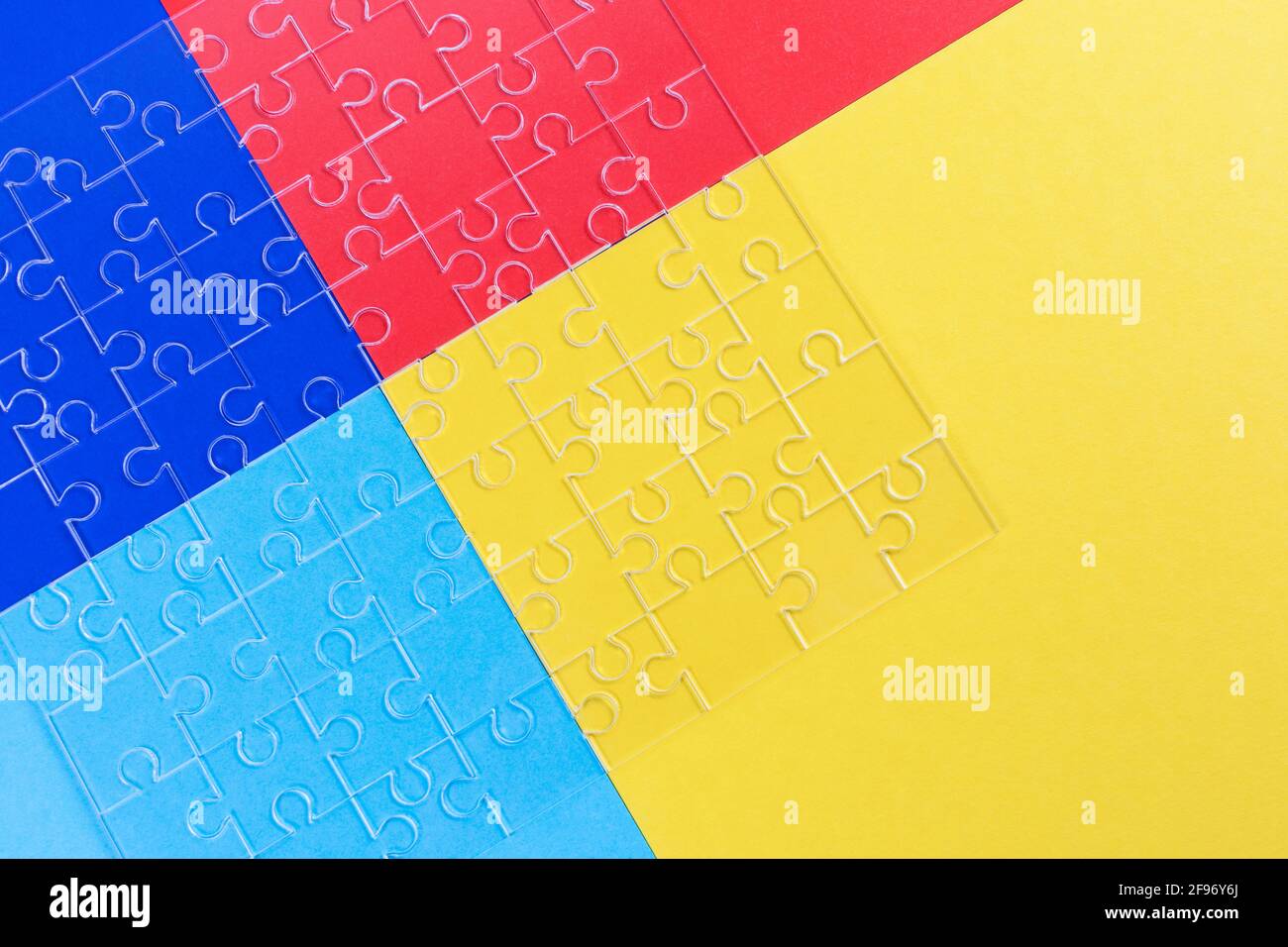 Journée mondiale de sensibilisation à l'autisme. Détails transparents du puzzle sur l'arrière-plan du papier couleur. Pose à plat. Copier l'espace. Banque D'Images