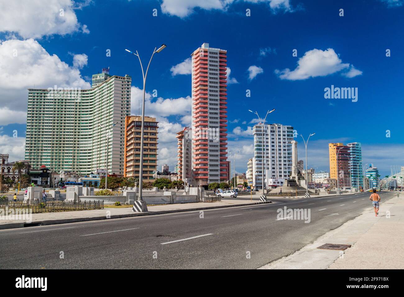 LA HAVANE, CUBA - 21 FÉVRIER 2016 : célèbre route de bord de mer Malecon à la Havane. Horizon du quartier de Vedado en arrière-plan. Banque D'Images