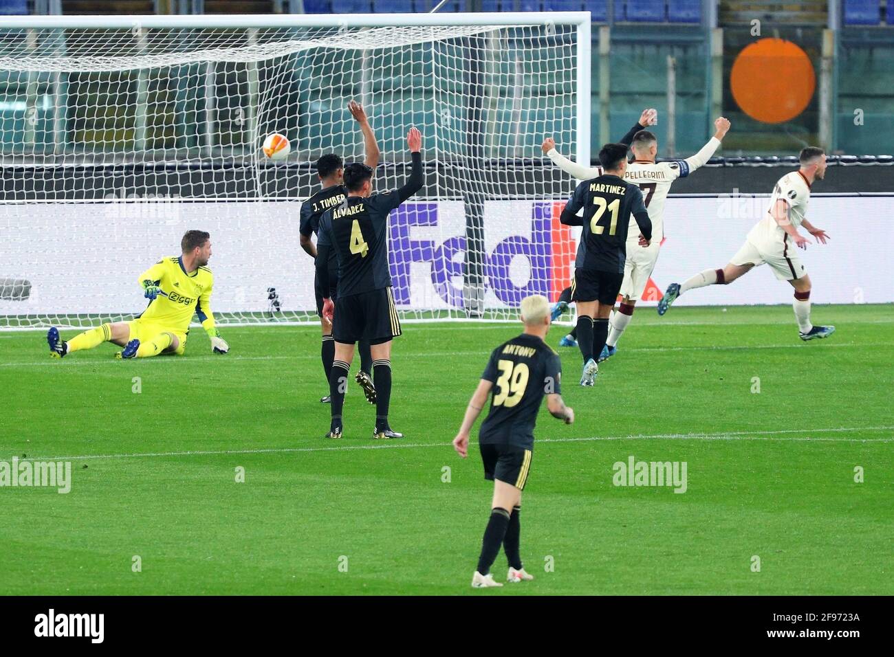 Jordan Veretout of Roma marque le but annulé par l'arbitre lors de l'UEFA Europa League, quart de finale, 2ème match de football entre AS Roma et AFC Ajax le 15 avril 2021 au Stadio Olimpico à Rome, Italie - photo Federico Proietti / DPPI Banque D'Images