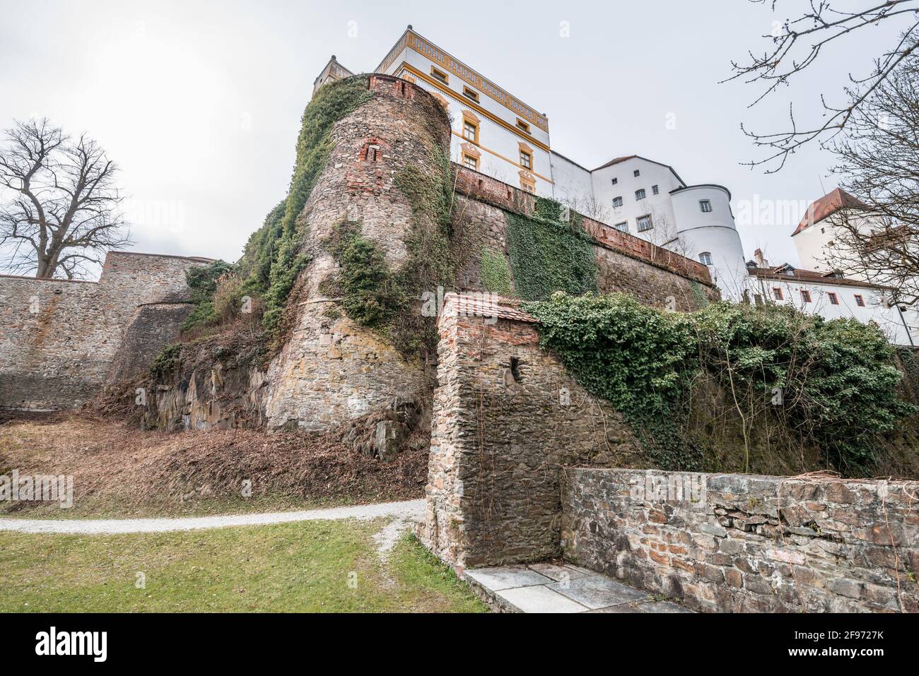 Forteresse Feste Oberhaus dans la ville de Passau à trois rivières avec château médiéval cour vue architecture murs tours bâtiments et fortifications, GE Banque D'Images