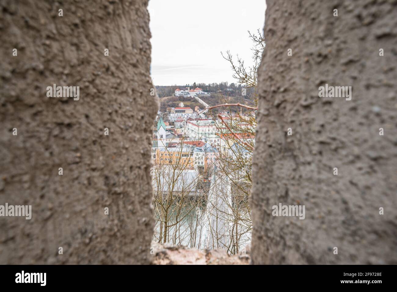 Vue à travers une embrasure dans le mur du château de la Forteresse Feste Oberhaus près des trois rivières ville Passau avec Vue sur la ville sur le Danube o Banque D'Images