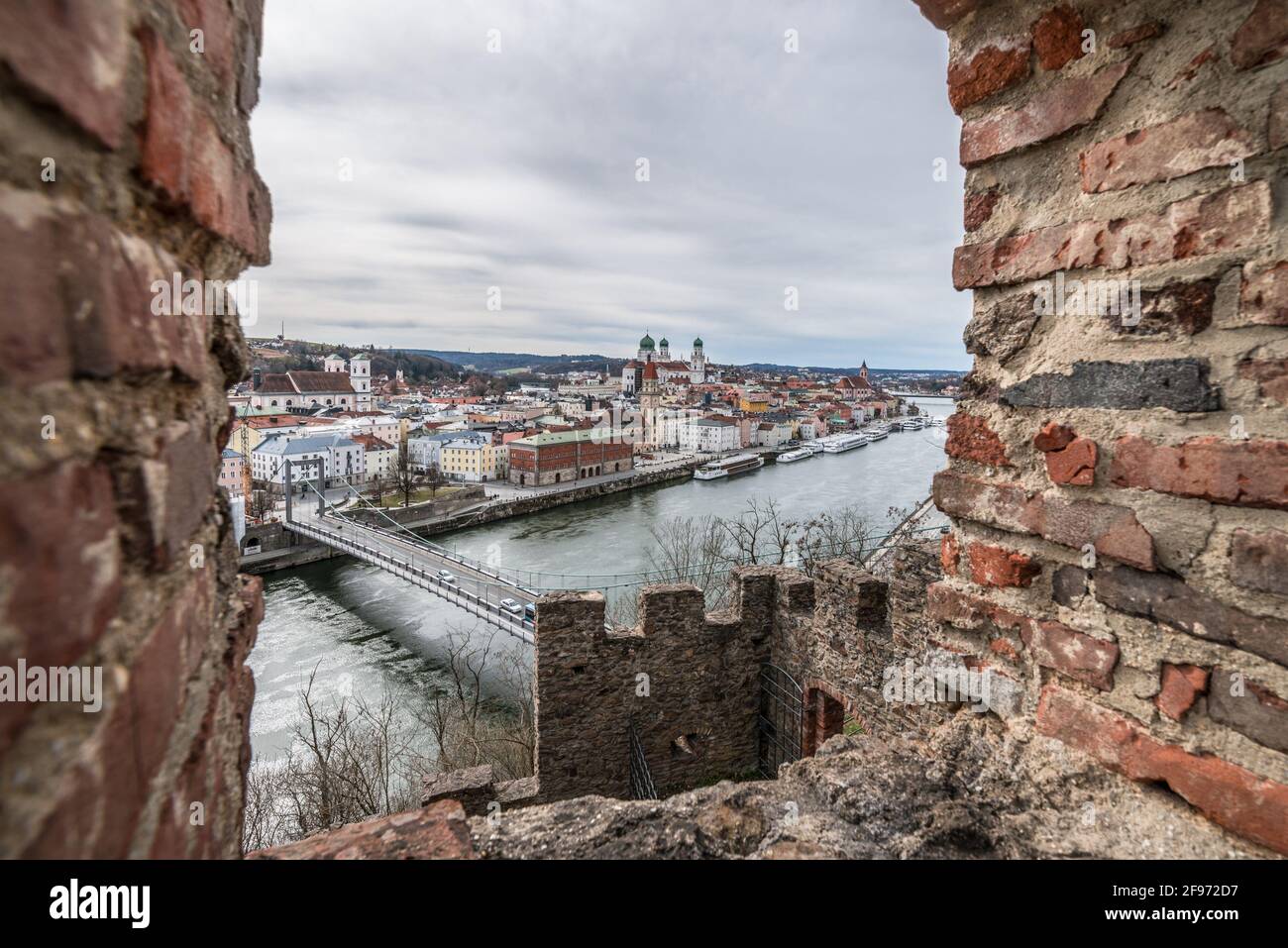 Vue à travers une embrasure dans le mur du château de la Forteresse Feste Oberhaus près des trois rivières ville Passau avec Vue sur la ville sur le Danube o Banque D'Images