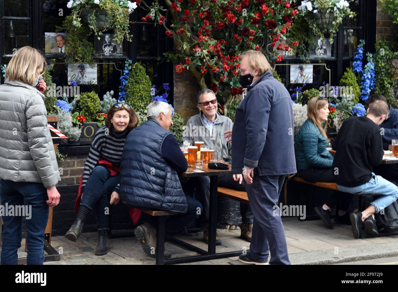 Windsor, Royaume-Uni, 16 avril 2020 The Two Brewers, Park Street, est occupé par des clients extérieurs soumis à des restrictions concernant le coronavirus. Le château de Windsor est animé par les touristes et prépare les funérailles du prince Phillip, duc d'Édimbourg. Credit: JOHNNY ARMSTEAD/Alamy Live News Banque D'Images