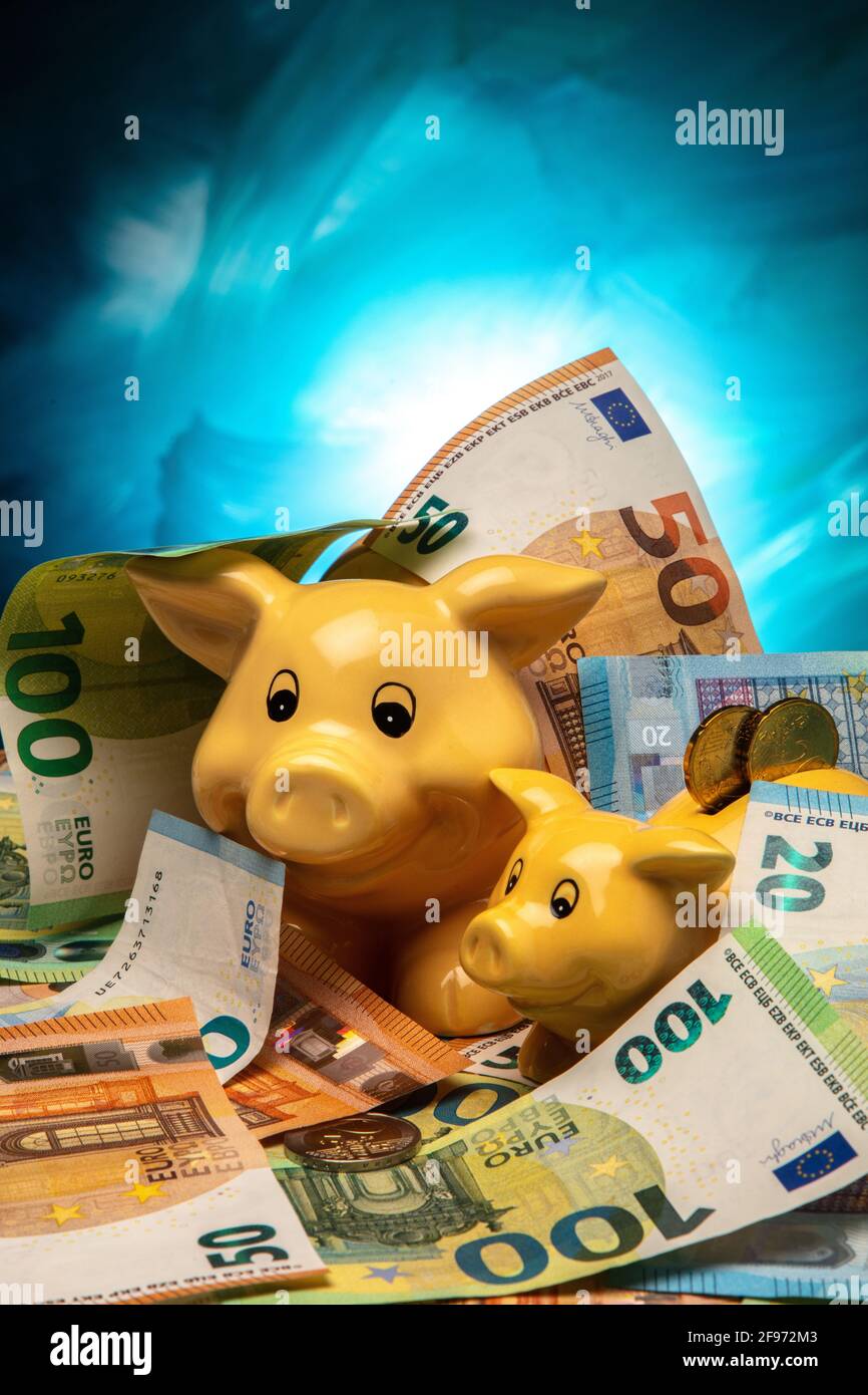 Banque de pigeons avec des billets en euros sur fond bleu. Banque D'Images