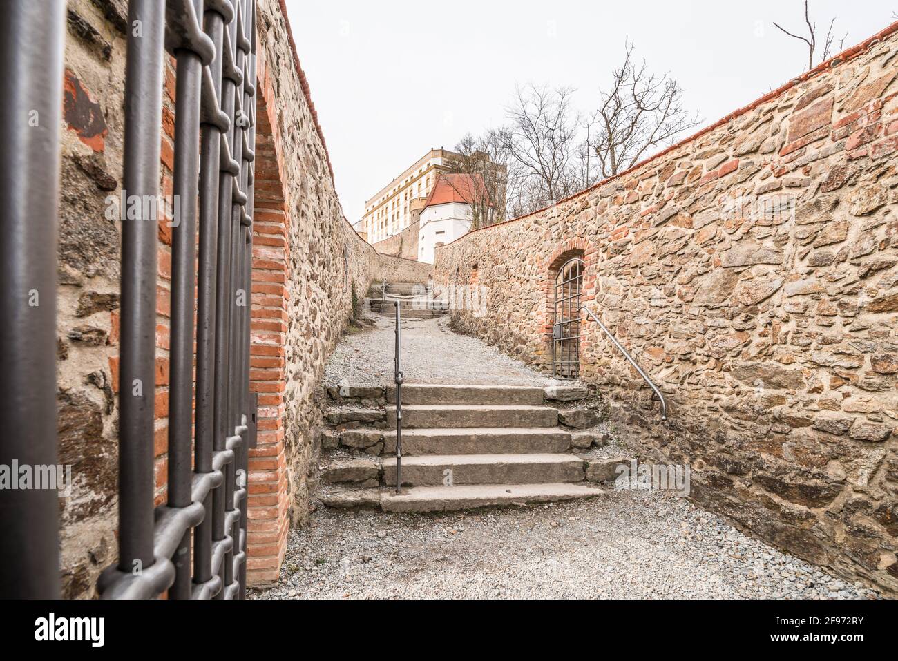 Détail du système de défense avec une grande tour de guet et Dans le mur du château avec les embrasures de la forteresse de Feste Oberhaus près de la ville des trois fleuves Banque D'Images