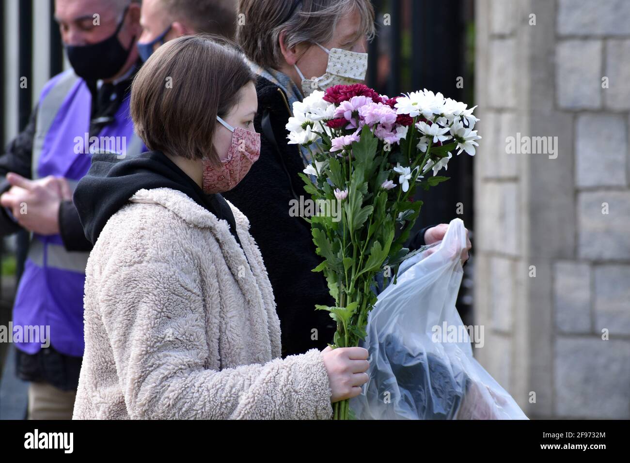 Windsor, Royaume-Uni, 16 avril 2020 Hommages au Prince Phillip posés à l'extérieur du château de Windsor. Le château de Windsor est animé par les touristes et prépare les funérailles du prince Phillip, duc d'Édimbourg. Credit: JOHNNY ARMSTEAD/Alamy Live News Banque D'Images