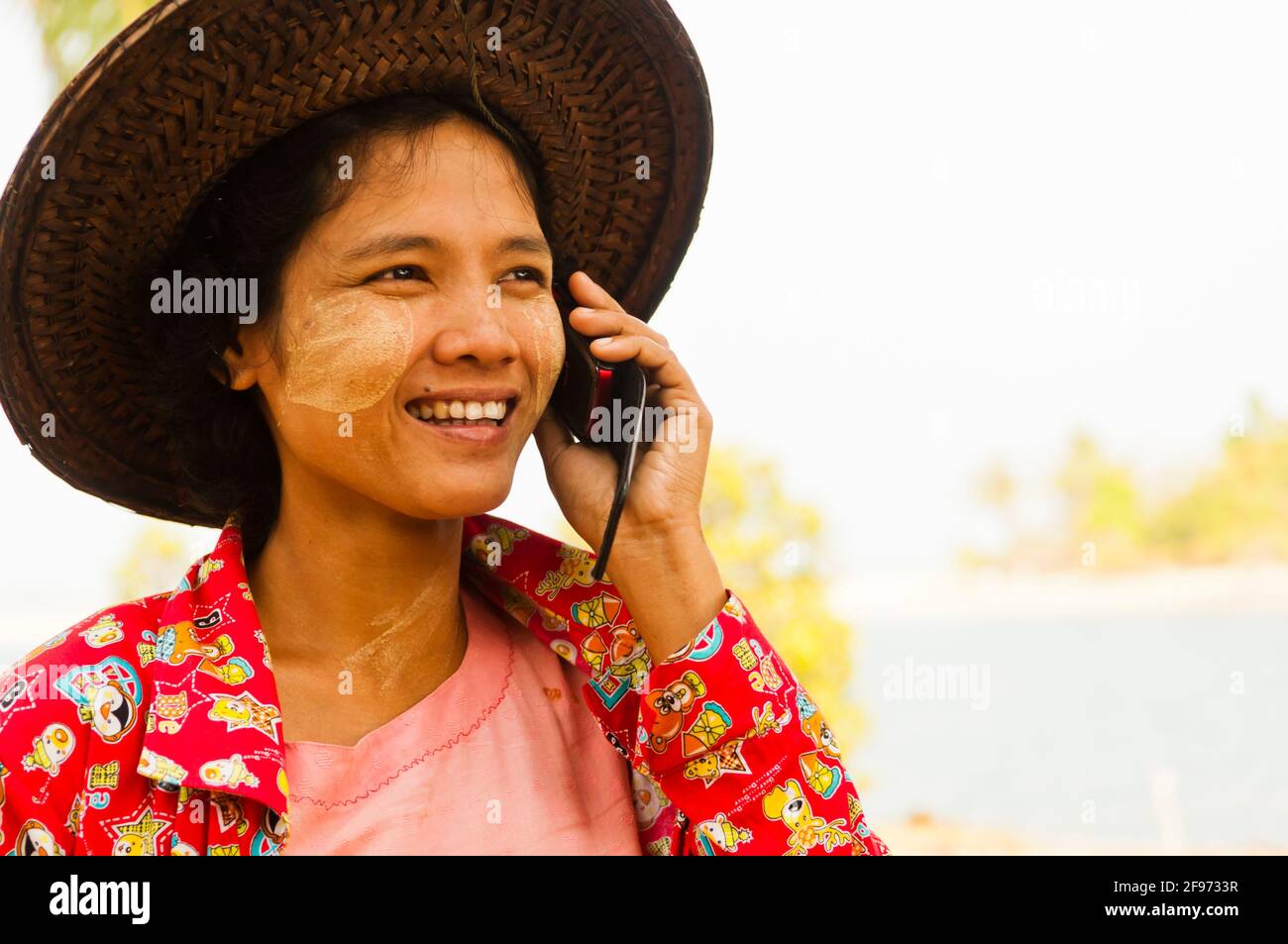 Femme birmane avec téléphone cellulaire, ne mentez pas, parlez bien Banque D'Images
