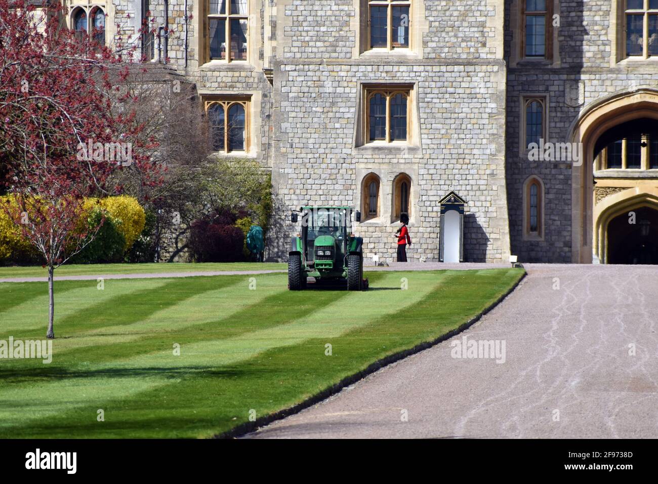 Windsor, Royaume-Uni, 16 avril 2020 Château de Windsor rempli de touristes ainsi que de préparatifs pour les funérailles du prince Phillip, duc d'Édimbourg. Credit: JOHNNY ARMSTEAD/Alamy Live News Banque D'Images