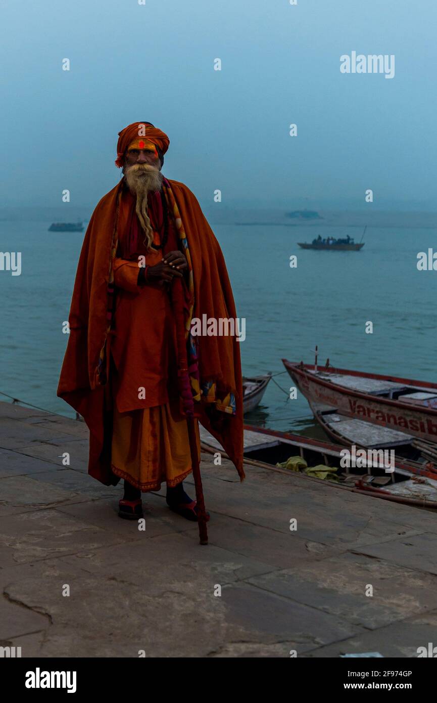 aux ghats, les moines mendiants Banque D'Images