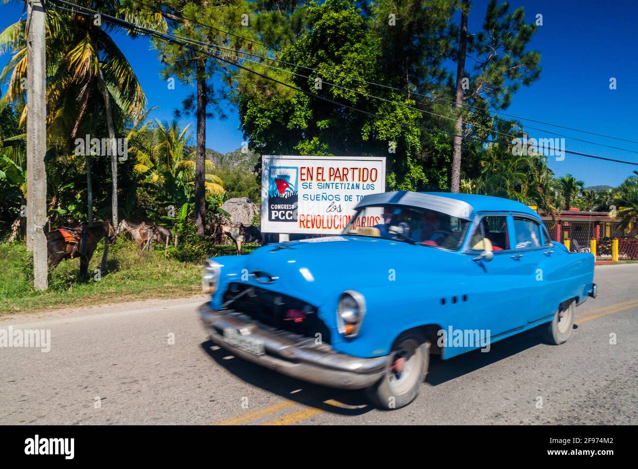 VINALES, CUBA - 18 FÉVRIER 2016 : voiture d'époque et affiche de propagande près du village de Vinales, Cuba. Il dit: Les rêves de tous les révolutionnaires sont syn Banque D'Images