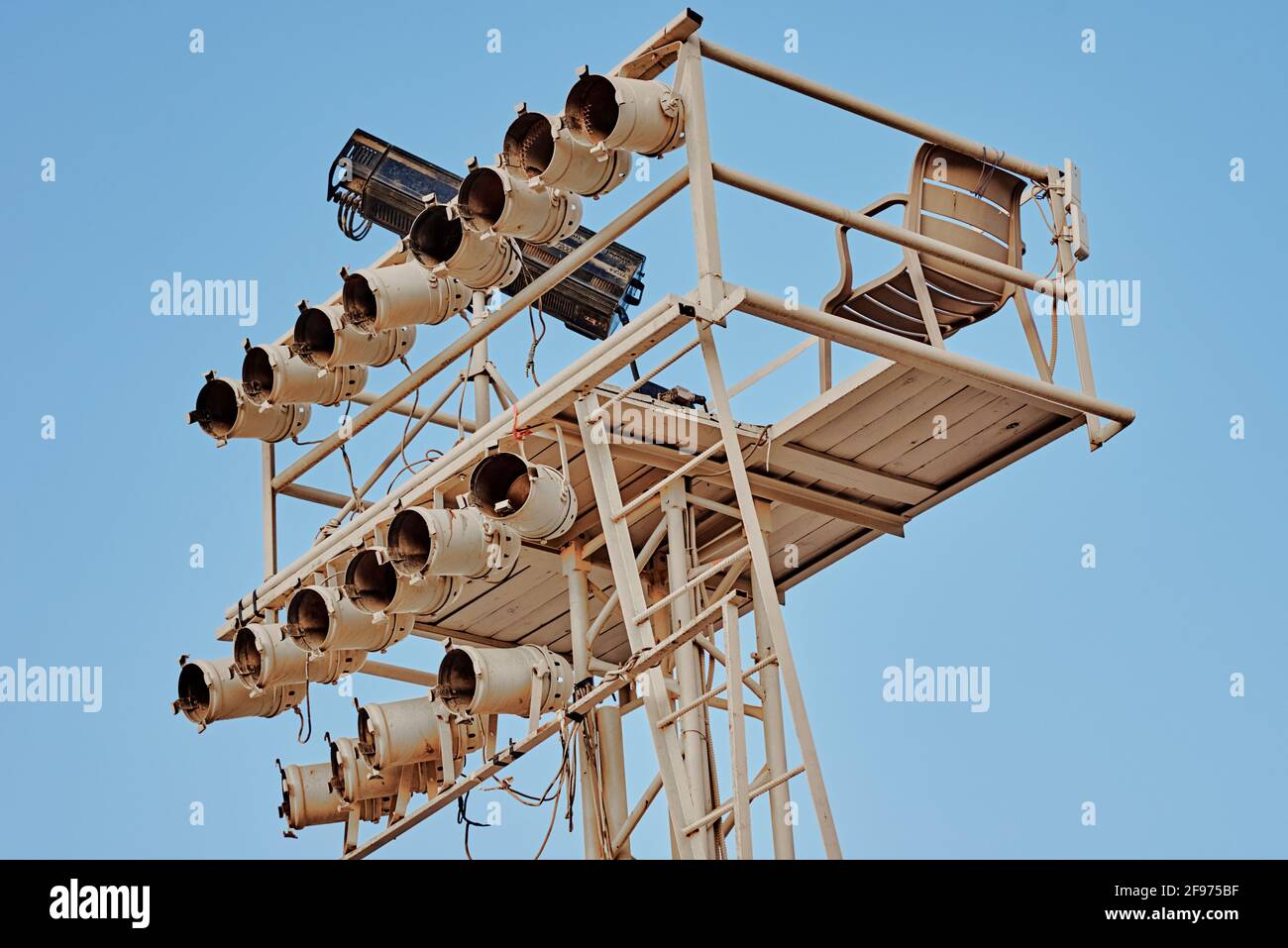Équipement d'éclairage pour les concerts en plein air. Installation des projecteurs Banque D'Images