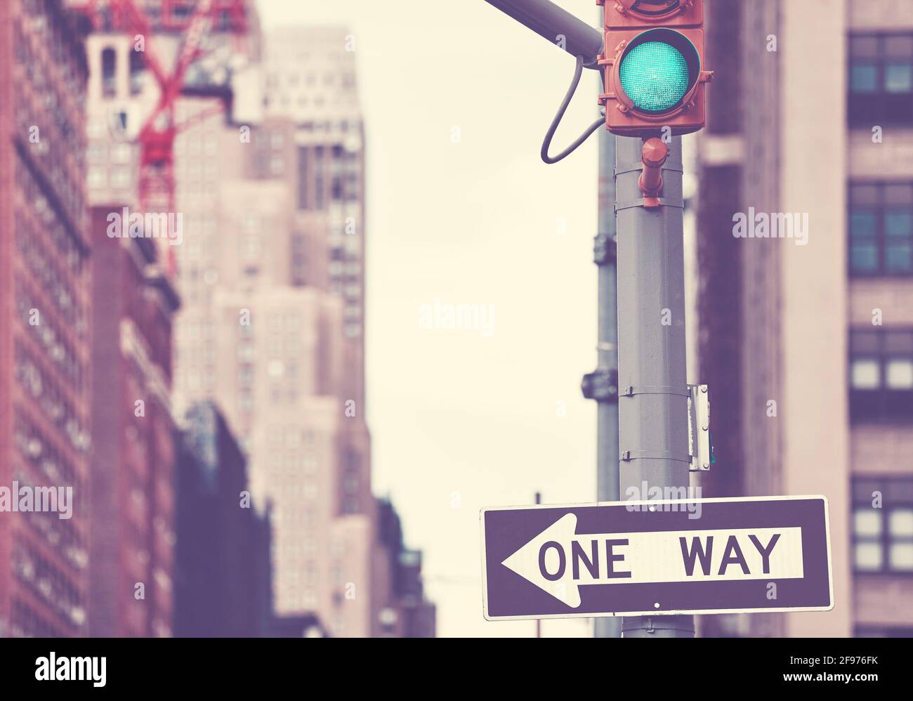 Panneau de route à sens unique à New York City, couleur appliquée, mise au point sélective, États-Unis. Banque D'Images