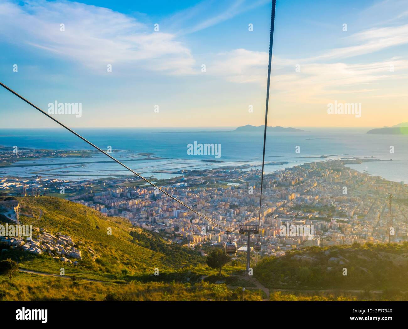 Vue sur la ville sicilienne de Trapani depuis un télésiège menant au village d'erice, en Italie Banque D'Images