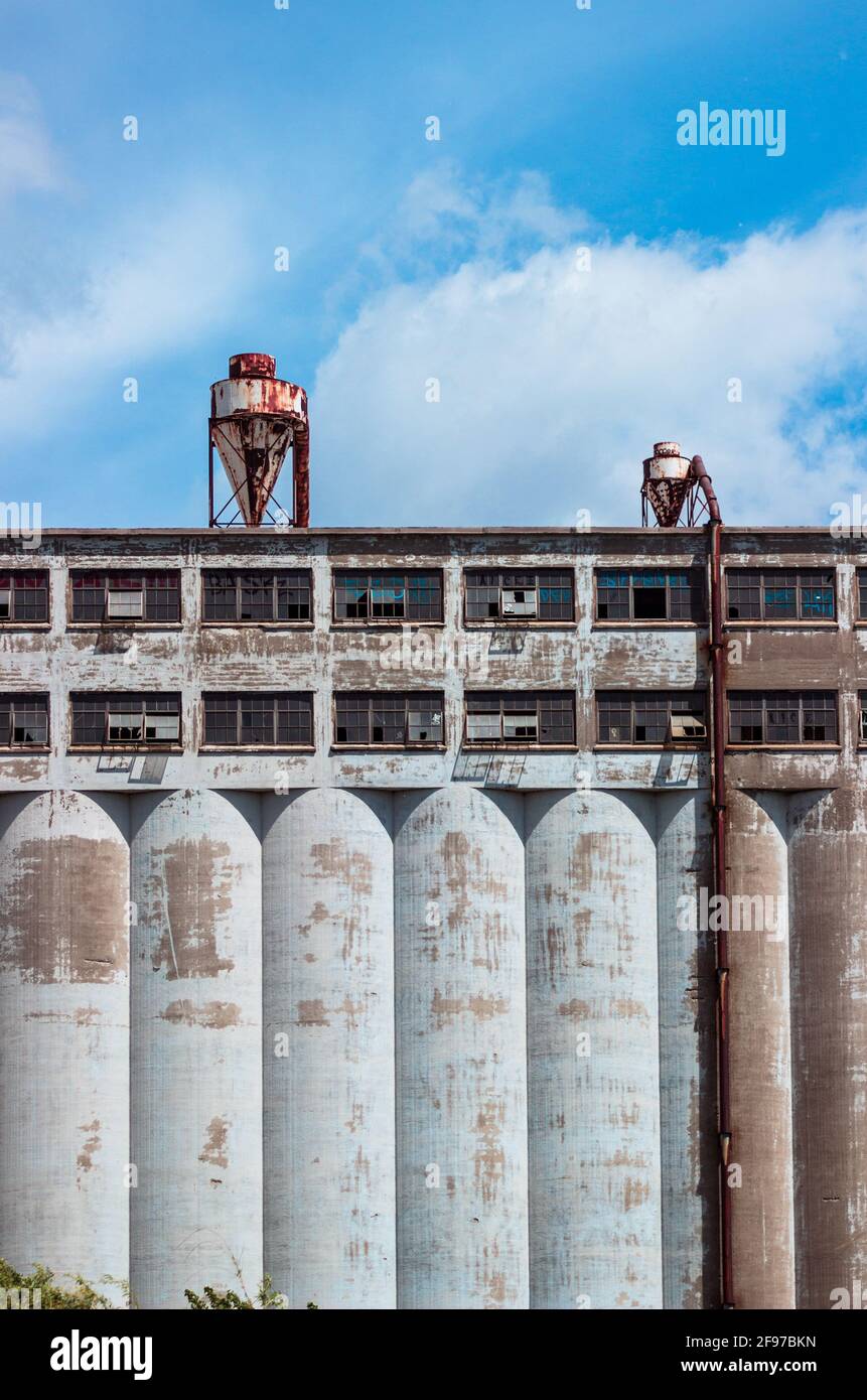 Une section de l'ancien silo à céréales abandonné, connu sous le nom de silo no 5, près de Farine Five Roses, dans le Vieux-Port de Montréal. Montréal, Québec, Canada. Banque D'Images