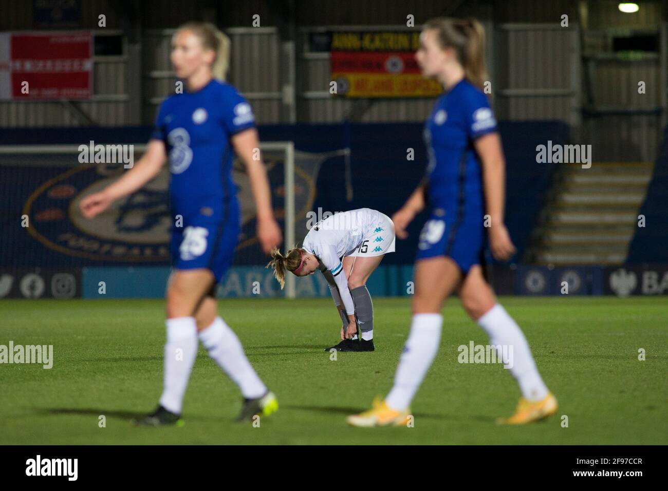 LONDRES, ROYAUME-UNI. 16 AVRIL : gestes de Hayley Nolan (London City) lors de la coupe féminine 2020-21 de la FA entre Chelsea FC et London City à Kingsmeadow. Banque D'Images