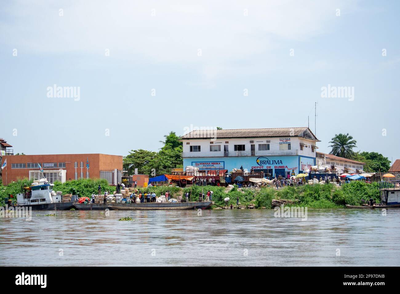 La ville de Bumba, de la barge très lente flottant sur le fleuve Congo, République démocratique du Congo. Banque D'Images