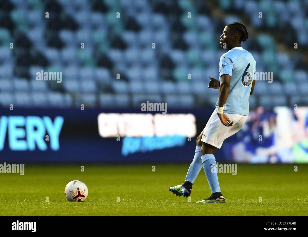 Manchester, Royaume-Uni. 16 avril 2021. Roméo Lavia (6 Manchester City) lors du match Premier League 2 entre Manchester City et Manchester United au stade Academy de Manchester, en Angleterre. Crédit: SPP Sport presse photo. /Alamy Live News Banque D'Images