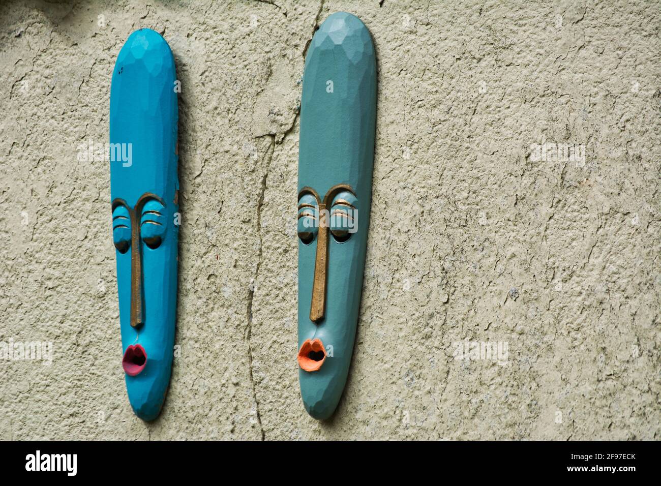 Masques peints sur le mur. Banque D'Images
