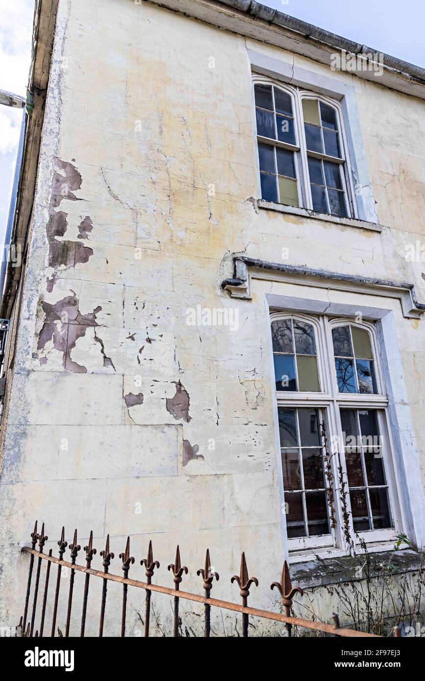 Mur de maison avec peinture écaillée en besoin de réparation, Abergavenny, pays de Galles, Royaume-Uni Banque D'Images