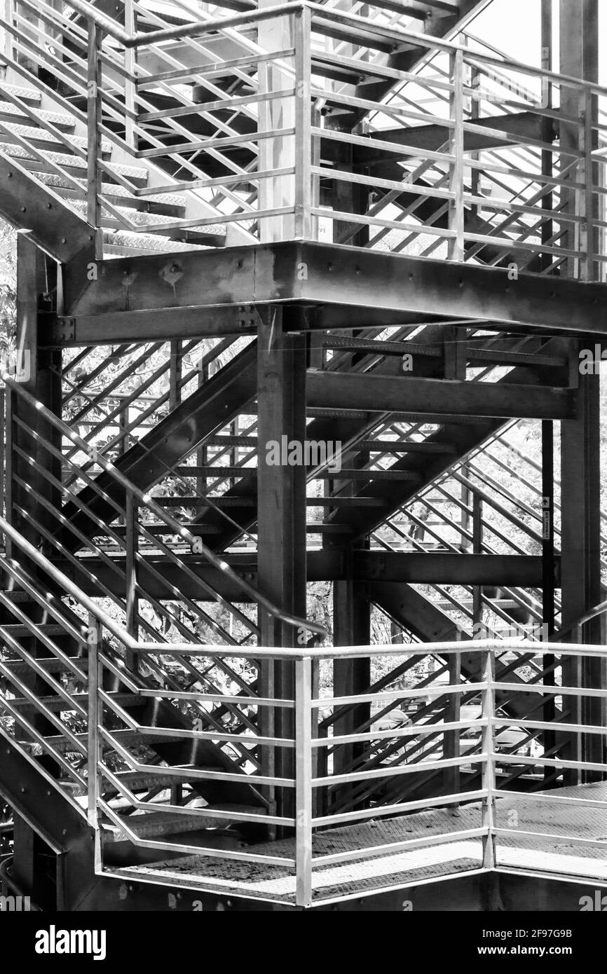 Un escalier extérieur en acier à l'un des pavillons du parc Ibirapuera à São Paulo, au Brésil. Banque D'Images