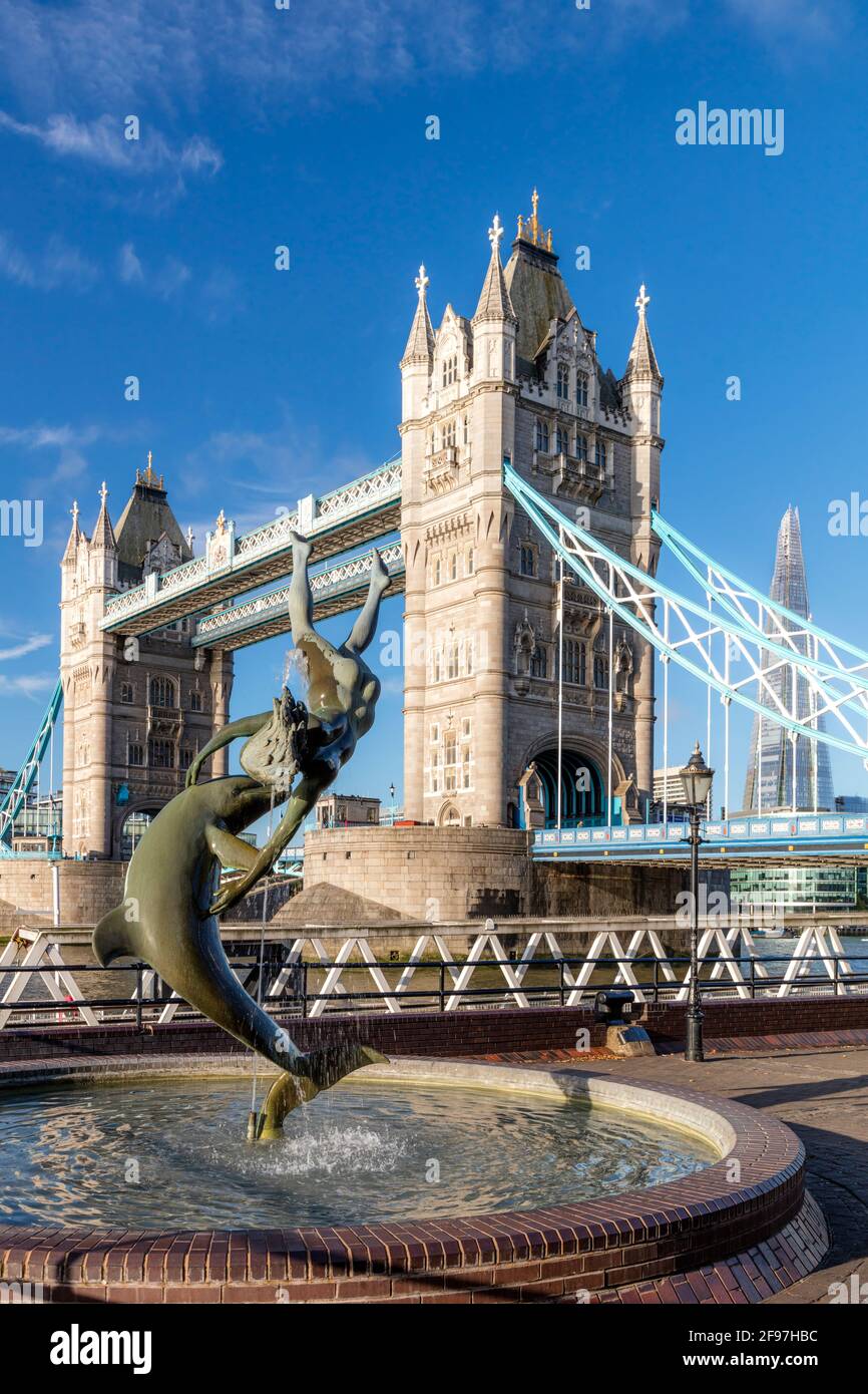 David Wynne's Girl avec une statue de dauphin et une fontaine sous le Tower Bridge, Londres, Angleterre, Royaume-Uni Banque D'Images