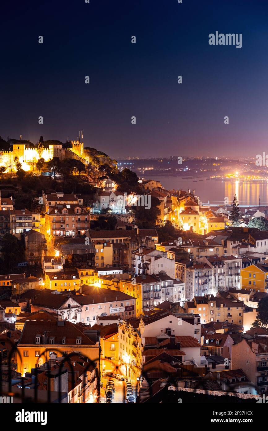Lisbonne de nuit avec pont en arrière-plan, Portugal, Europe Banque D'Images