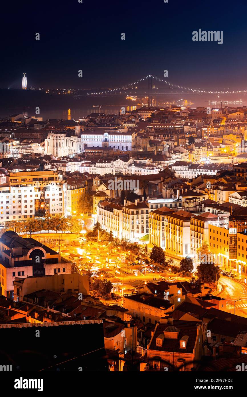 Lisbonne de nuit avec pont en arrière-plan, Portugal, Europe Banque D'Images